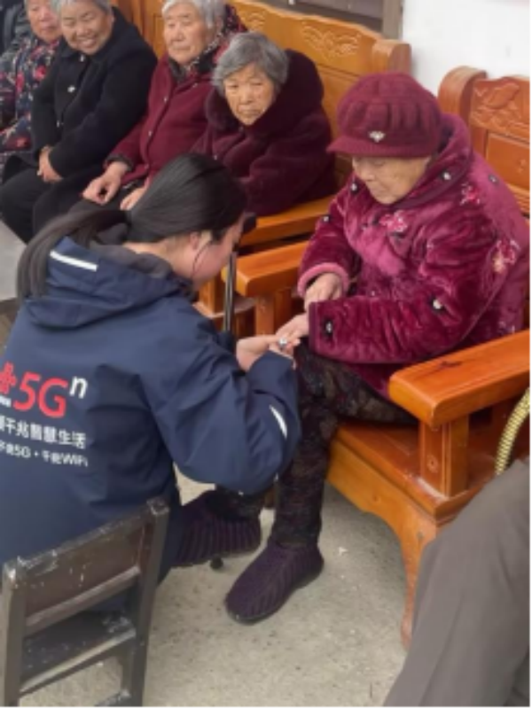 开云电子官方网站邓州联通“聪慧助老”：温情逾越数字鸿沟 筑牢防诈宁静碉堡(图1)